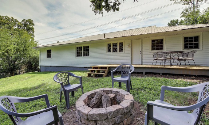 Knoxville House | Pet-Friendly Knoxville Rental w/Fenced Yard!