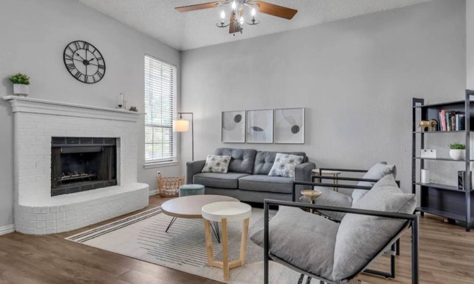 John T White House | Pet Friendly Modern Home near DTFW, Arlington, HEB, and Dallas
