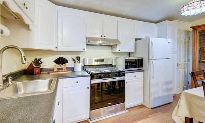 North Conway Cottage | Pet-Friendly North Conway Cottage - Hike & Ski!