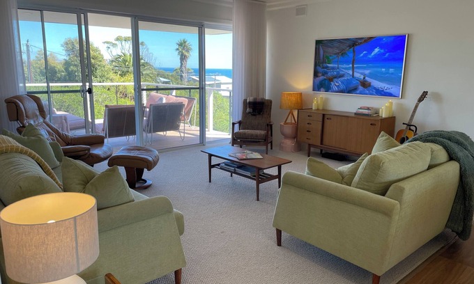 Carrickalinga House | Pet Friendly Retro Coastal Views in Carrickalinga - 7 Beds, 2 bath, 10 guests