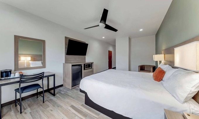 Eastside Promise Neighborhood Hotel | Pet-Friendly Room w/Continental Breakfast – Stay Near I-10 & I-35