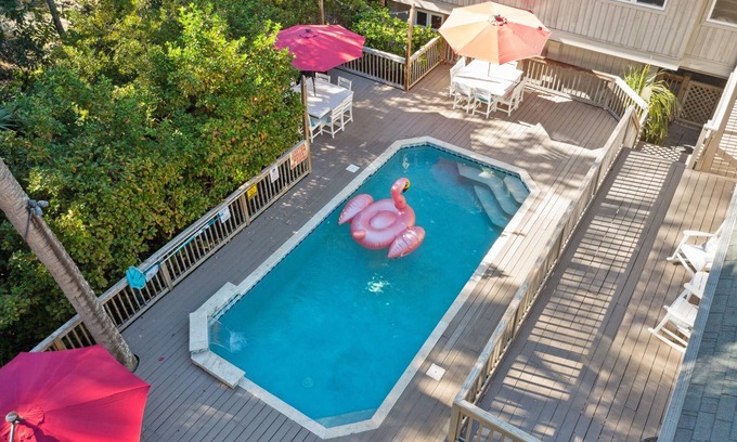 North Forest Beach House | Pet Friendly-2min Walk to Beach-Pvt Heated Pool