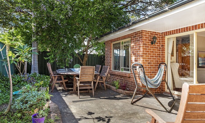 Thirroul Villa | Pet friendly villa retreat in East Thirroul. 420m to patrolled beach and pool
