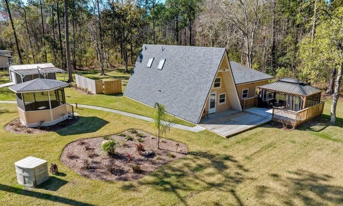 St. Augustine House | Pet-Friendly | Yard | Deck | 20 Mins to the Beach