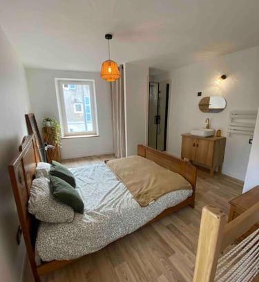 Ebreuil Apartment | Petite maison de village
