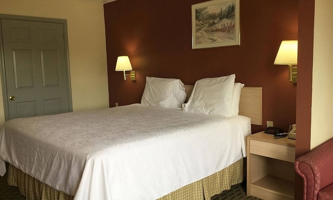 Cabot House | Pets are Welcome! w/FREE Breakfast & Parking, Close to Cabot Frisbee Golf Park!