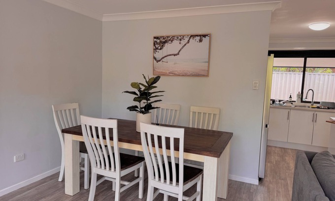 Aroona House | Pets welcome, family friendly home. 5 minute drive to beaches.