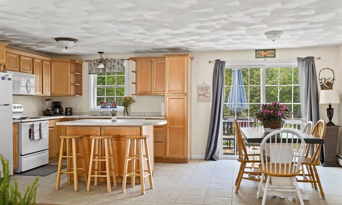 Saunderstown House | Pettaquamscutt Lake - 5 Bed, 2 Full Bath, Spacious and Ready to Rent!
