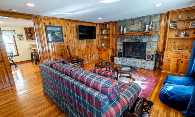 Sugar Grove Cabin | Petting Zoo * Fire Pit * HOT TUB: 9 Acre farmhouse