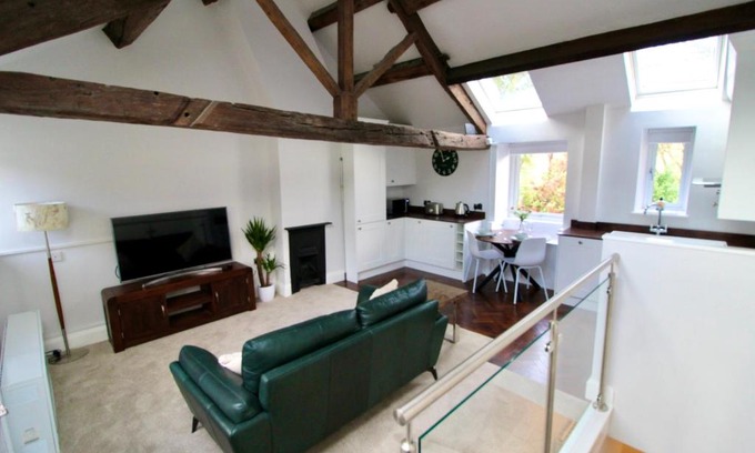 Almondbury House | Pheasants Crossing - luxurious and cozy cottage in peaceful rural location