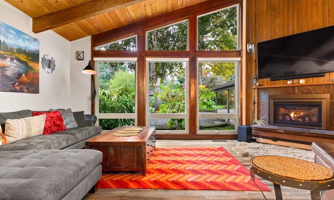 Beaverton House | Phenomenal Mid-Century Modern Retreat, Open Layout, Fenced Backyard, Fire-Pit, 10 Miles to Portland