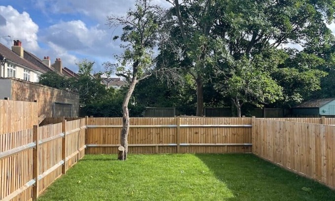 Carshalton Central Apartment | Phlox Garden Flat 1