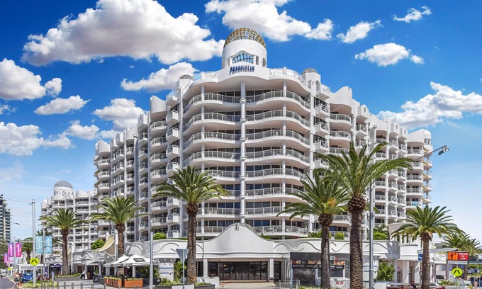 Broadbeach Apartment | Phoenician Resort