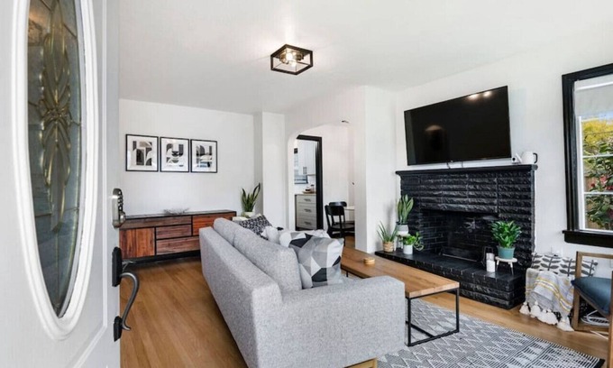 Arnada House | Picture Perfect Bungalow in the ❤ of DT Vancouver!