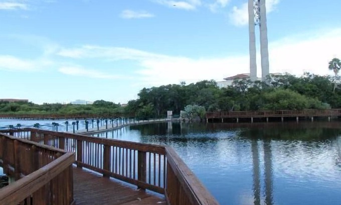 St. Petersburg - Clearwater Hotel | Picture-Perfect Family Stay near Downtown | Lakefront Hotel | 2 Units