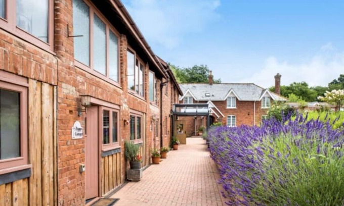 Bicton Cottage | Picturesque barn converted cottage - 15 mins from Exeter