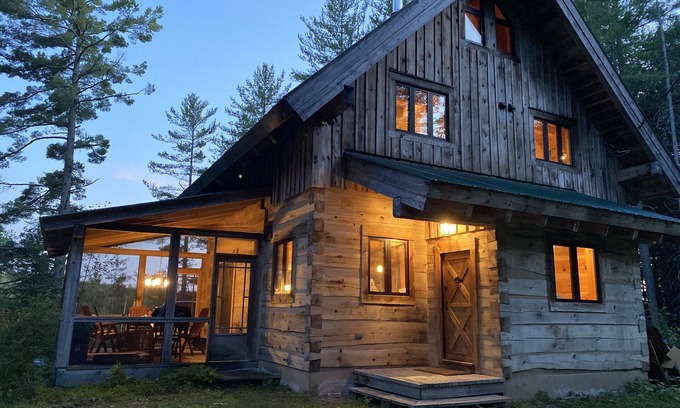 La Peche Cottage | Picturesque Square Timber Lakeside Home