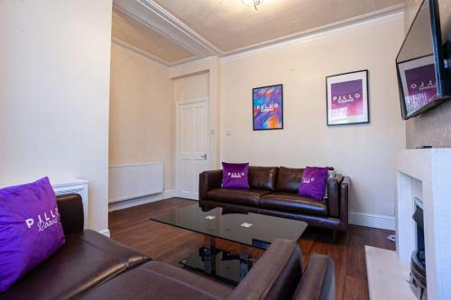 Walkden House | Pillo Rooms - Spacious Cosy 2 Bedroom House by Bridgewater Canal