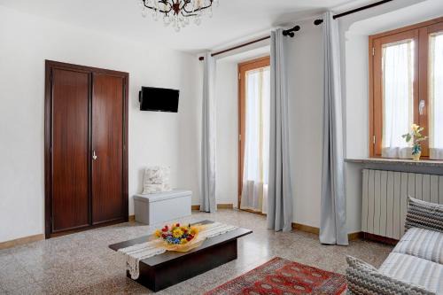 Dronero House | Pin e cele