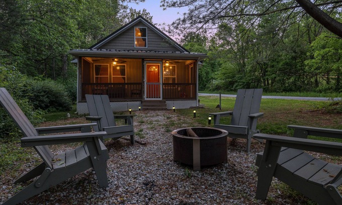 Nellysford Cottage | Pine Cottage: Hot Tub, 2 mins to Bold Rock!