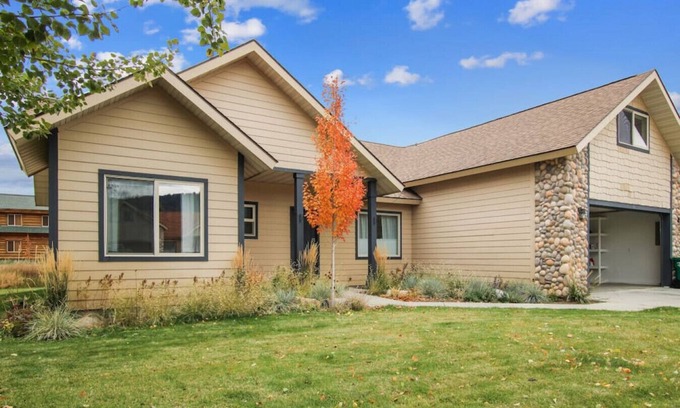 Donnelly Cabin | .Pine Crest Cottage · Fun Donnelly Getaway with a Hot Tub and Game Room!