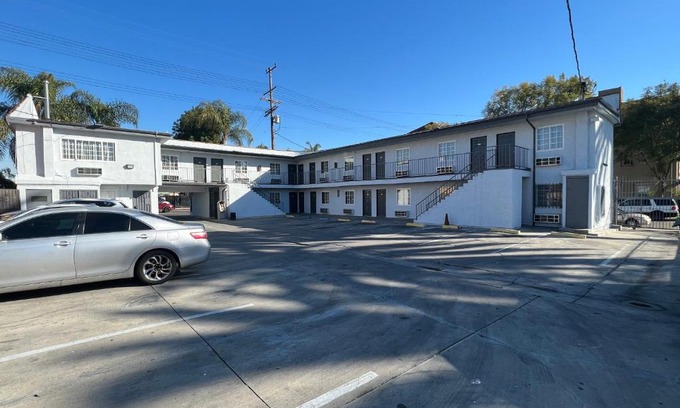Leimert Park Hotel | Pine tree inn
