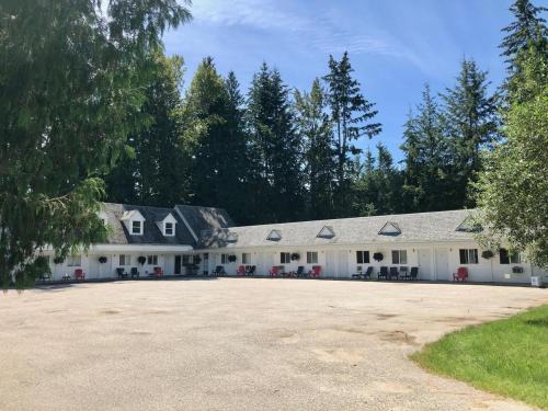 Sicamous Hotel | Pines Motel