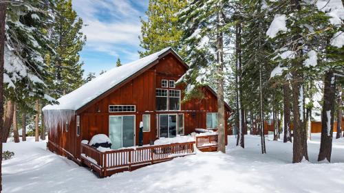 Truckee House | Pinewood Lodge by AvantStay Cozy Cabin Near Ski Resorts Hiking