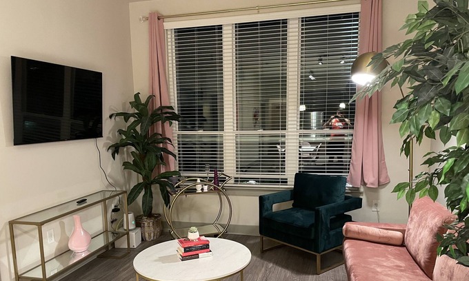 Riverside Apartment | Pink Dreams Tempe Luxury Stay