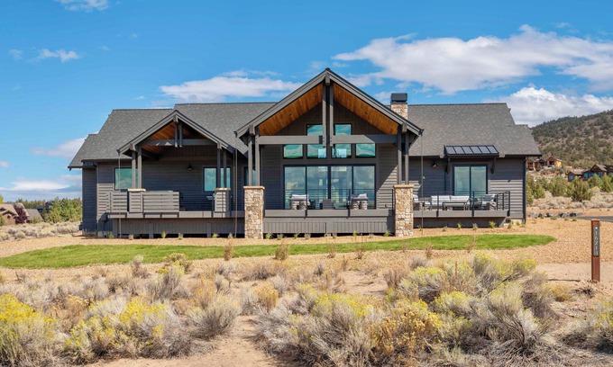 Powell Butte House | Pioneer by AvantStay | Fire Pit + Hot Tub | Inside The Brasada Ranch Community