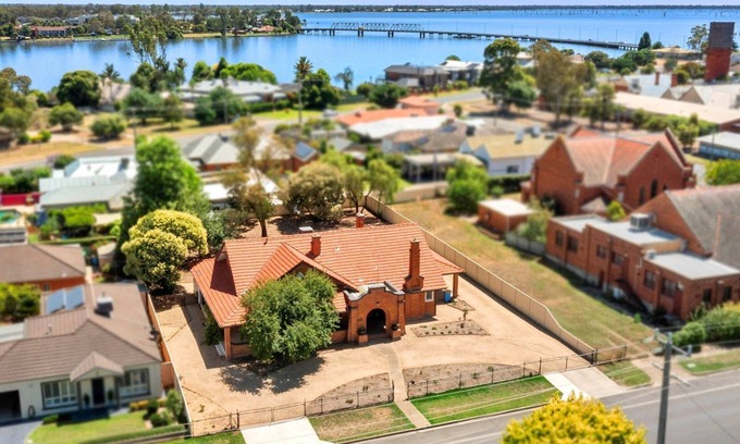 Yarrawonga House | Pipers Rest located in the heart of yarrawonga. plenty of parking for boats and trailer.