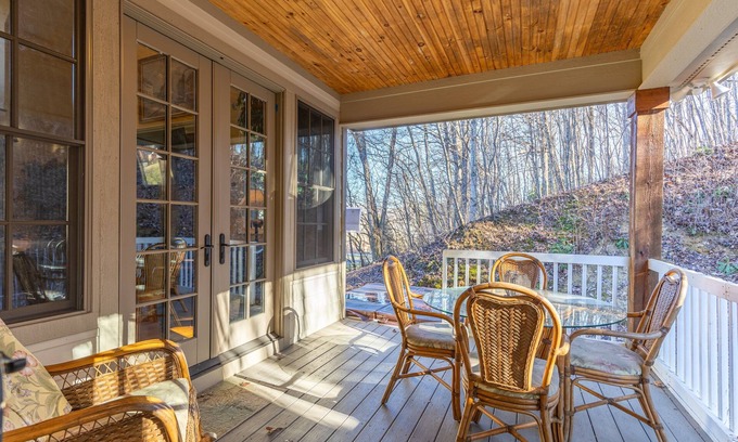 Altamont House | Pisgah Retreat at Linville Falls - Beautiful Pet Friendly Mountain Home with Hot Tub & Views