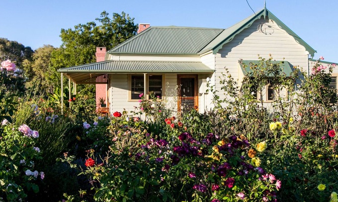 Central Mudgee Cottage | Pizza oven; fire pit; lots of space indoor and outdoor, fires and aircon. Groups
