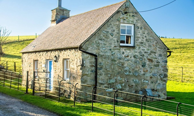 Rhoscolyn Cottage | Plas Bach - sleeps 2 guests in 1 bedroom