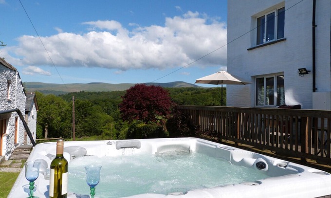Derwenlas House | Plas Rhiwlas - Five Bedroom House, Sleeps 10