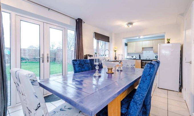 Wigan House | Platt House - 5 bedroom house, FREE WiFi, Parking, Smart TV in all rooms!