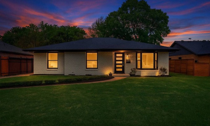 Oak Cliff House | Play & Stay | Dallas Home w/Gym + Gameroom + WiFi
