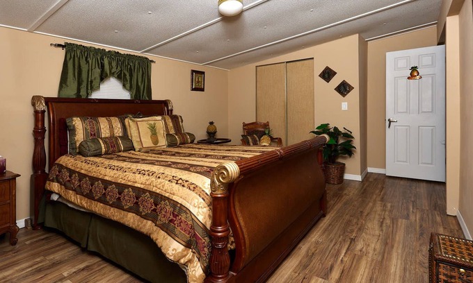 Homosassa Bed & Breakfast | Pleasant Days B&b Tropical Master Suite.