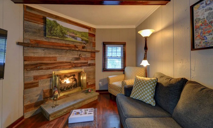 Canadensis House | Pocono Getaway /Hot Tub /Fire Pit /Volleyball /Billiards /Ping Pong /Poker