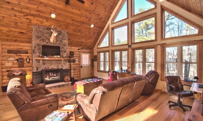 Albrightsville Cabin | Pocono Mountains, Whispering Pines Retreat