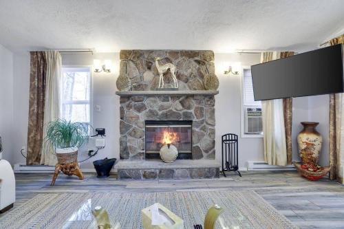 East Stroudsburg House | Pocono Retreat - Hot Tub, Sauna, Lake Access