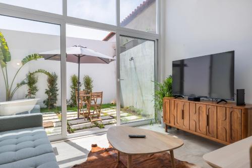 Paco De Arcos Villa | Poets Atelier