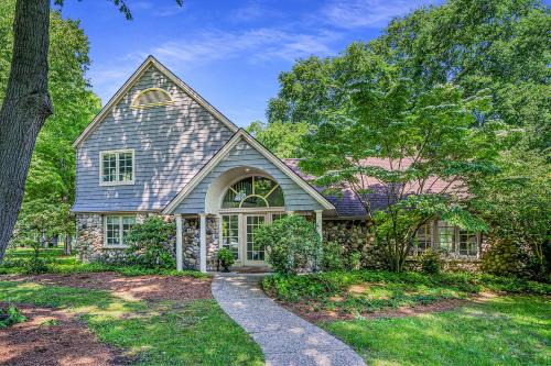 Benton Harbor House | Point O' Woods
