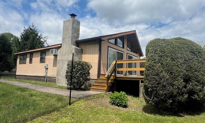 Sciota Ski Chalet | Pontiac- Dog Lovers Chalet with Fenced Yard and Fenced Deck