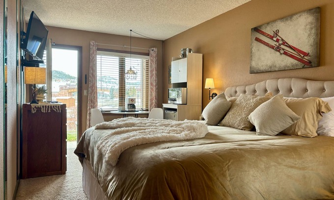 Granby Resort | Pool~HotTubs~Views~Resort K-Suite~Sleeps 2~Near RMNP & Winter Park!16