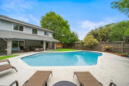 Barker House | Pool Houston Getaway Games Wifi Bbq Yard