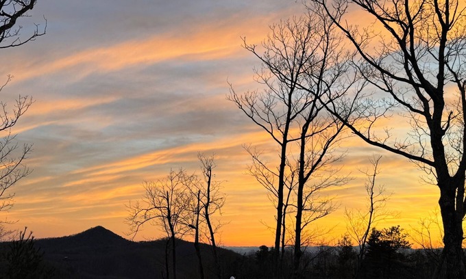 Morganton Cabin | 💦Pool -Mtn Views⛰️Dog Friendly🐕 2 King Beds-Coffee/Tea Bar 🔥Fire Pit