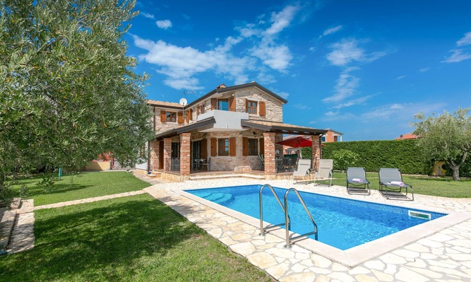 Visnjan Villa | Pool. Sun loungers, 1300m2 garden plot, quiet location, table tennis