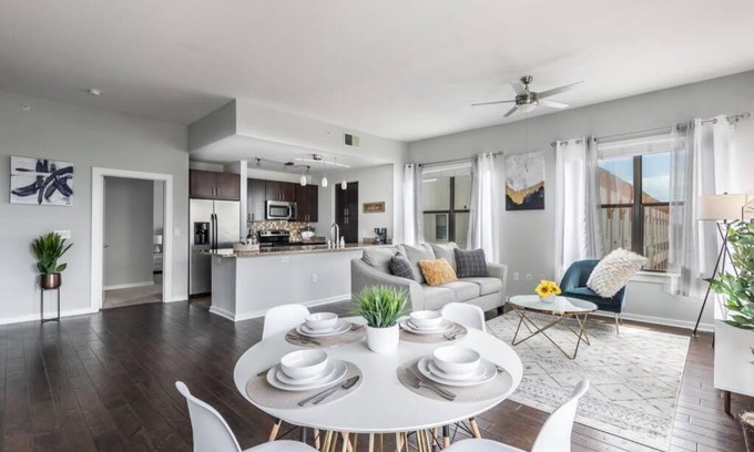 Dallas Apartment | POOL VIEW TWO BEDROOM SUITE CENTRAL DALLAS FREE PARKING INTERNEt