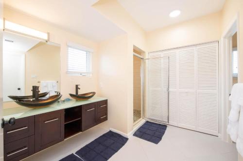 Rum Point Apartment | Pools of the Kai 10